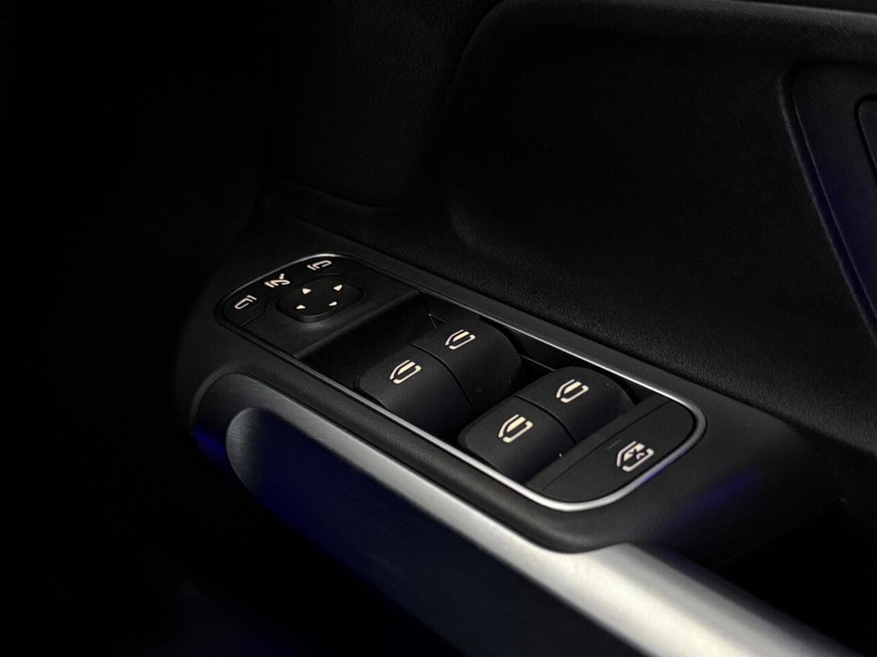 Mercedes-Benz GLB thumbnail Misc Controls