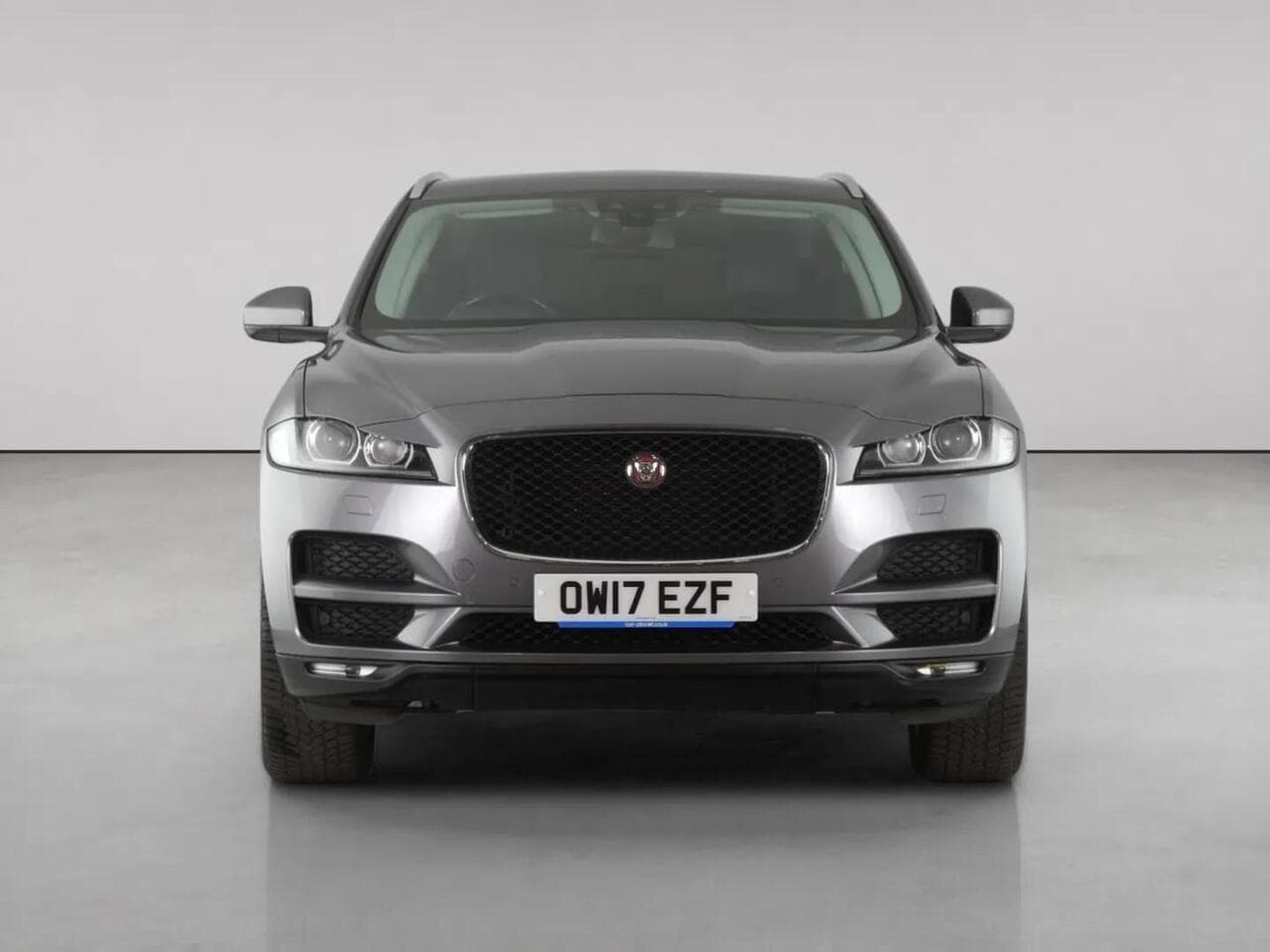 Jaguar F-PACE thumbnail Front
