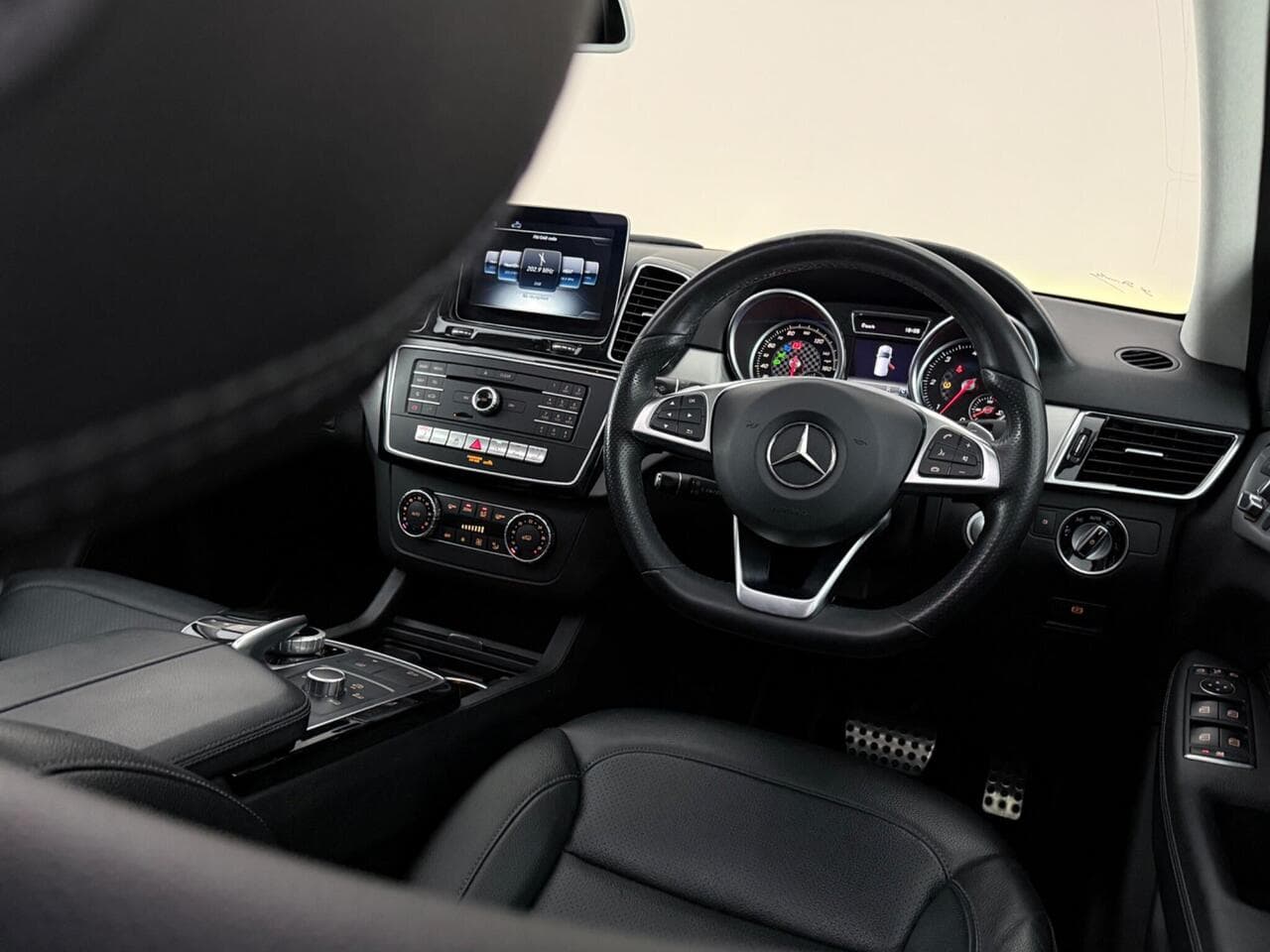 Mercedes-Benz GLE thumbnail Interior Front
