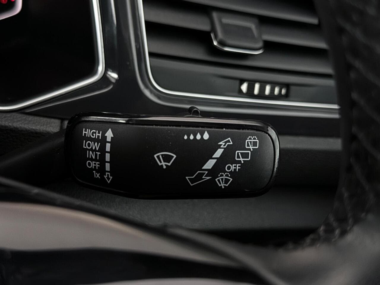 Volkswagen T-Roc thumbnail Misc Controls