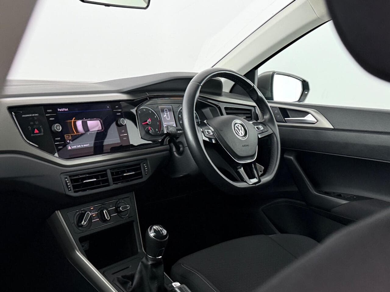 Volkswagen Polo thumbnail Interior Front