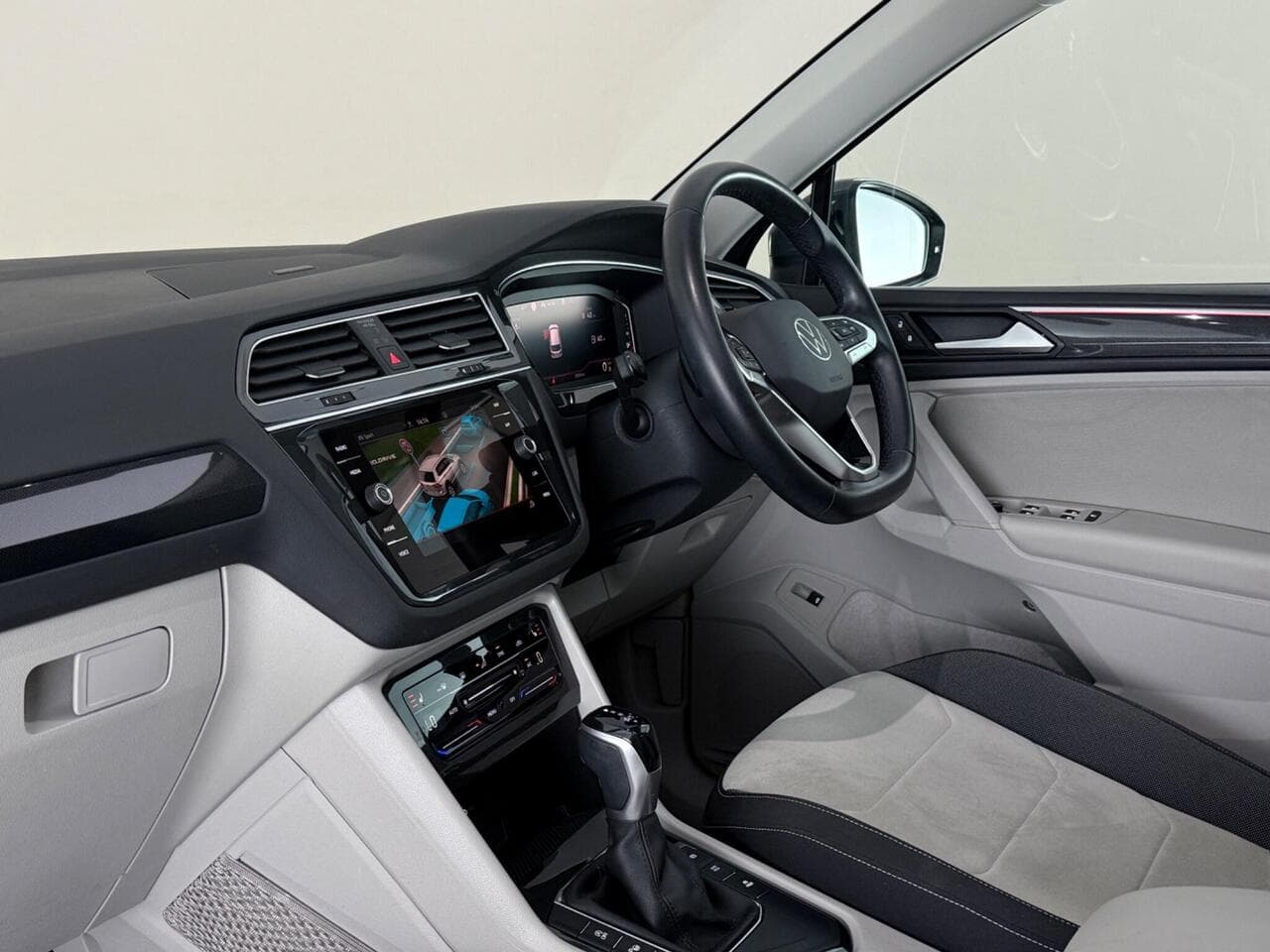Volkswagen Tiguan thumbnail Interior Front