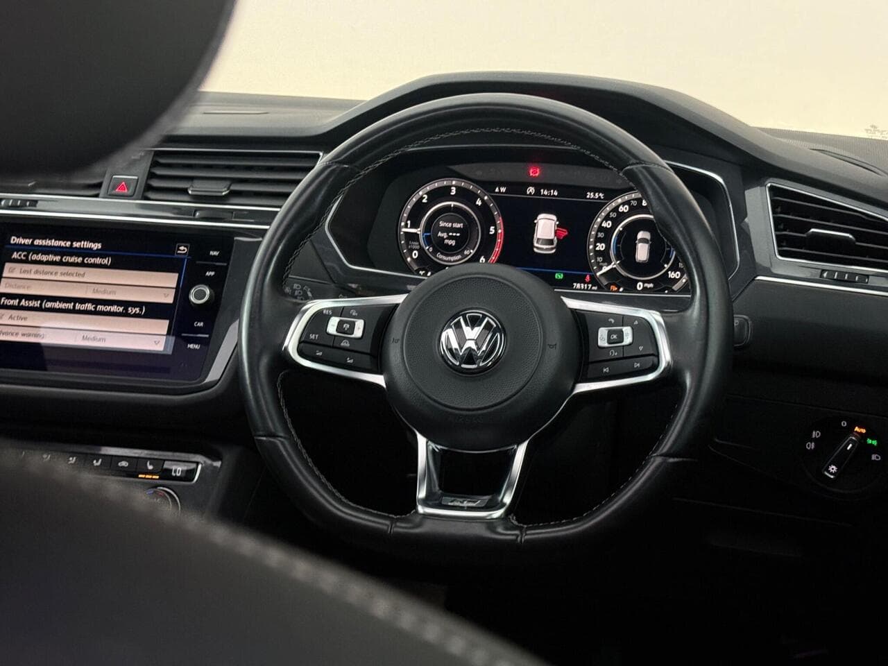 Volkswagen Tiguan Allspace thumbnail Steering Wheel