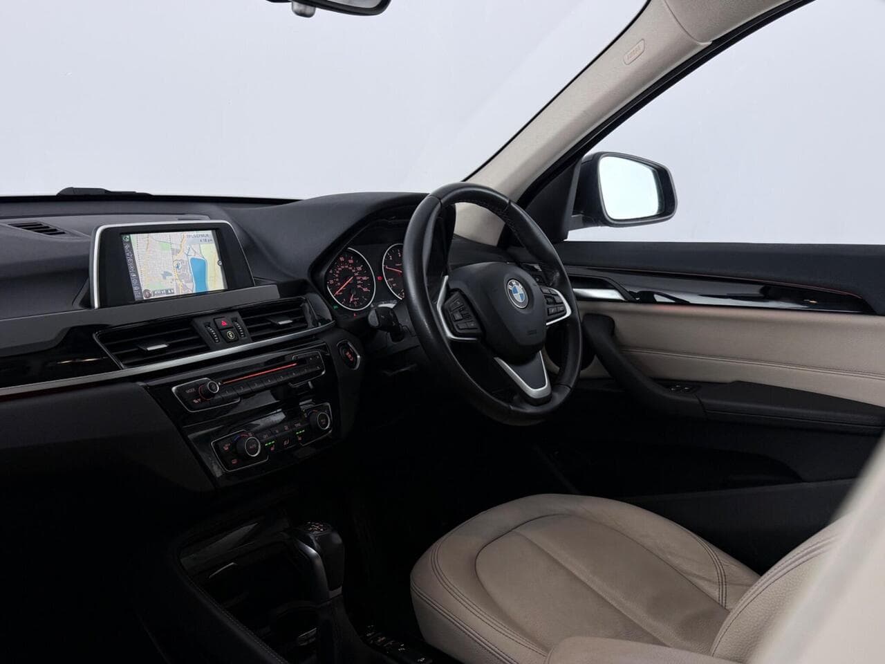 BMW X1 thumbnail Interior Front
