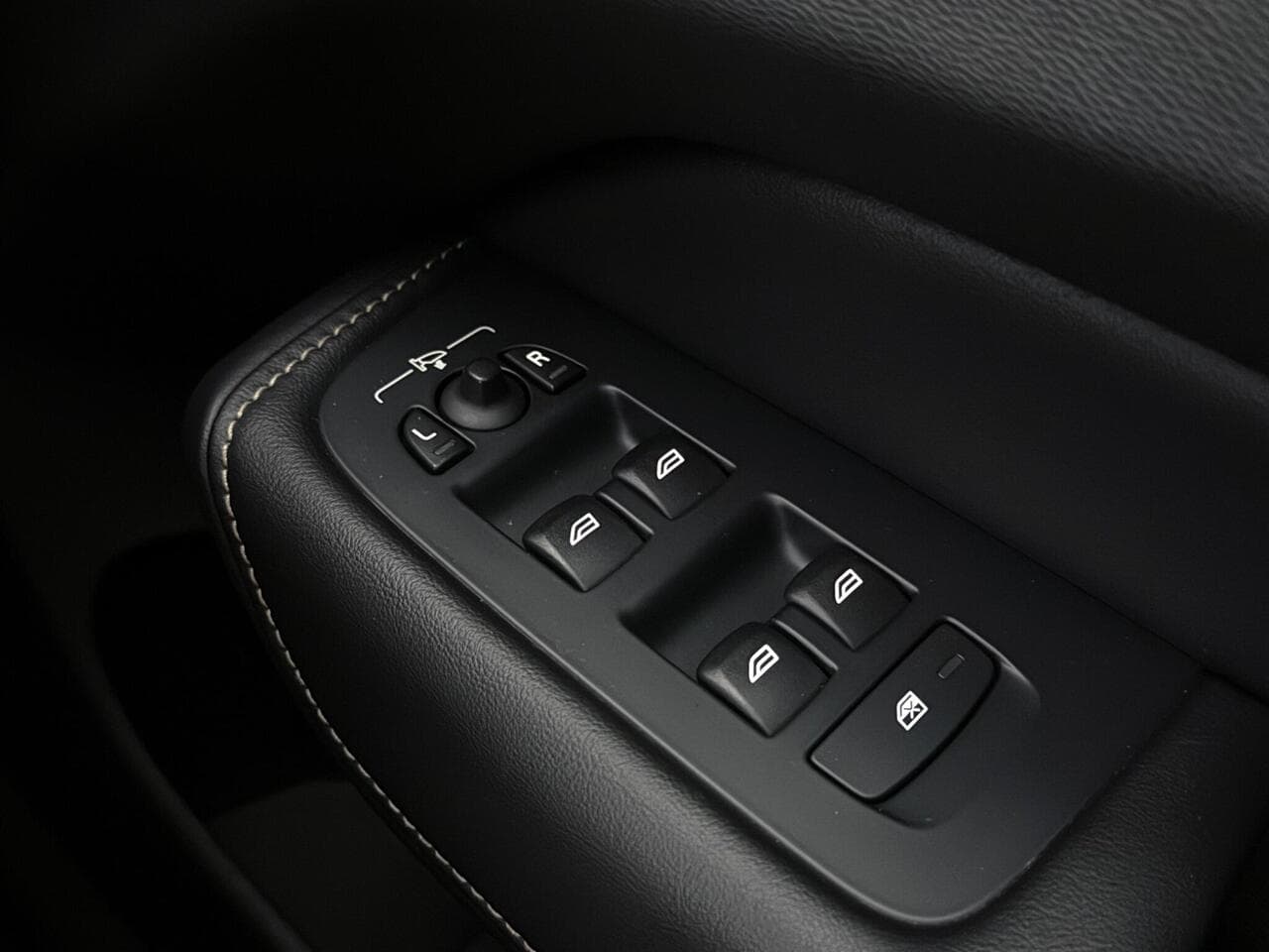 Volvo XC60 thumbnail Misc Controls