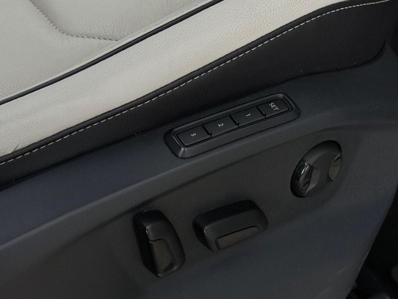 Volkswagen Tiguan thumbnail Badge Exterior