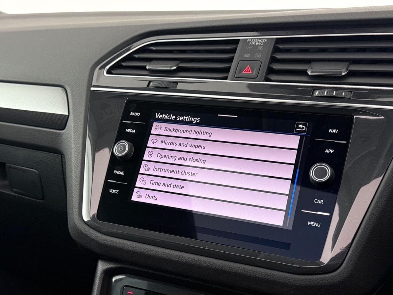 Volkswagen Tiguan thumbnail Infotainment System