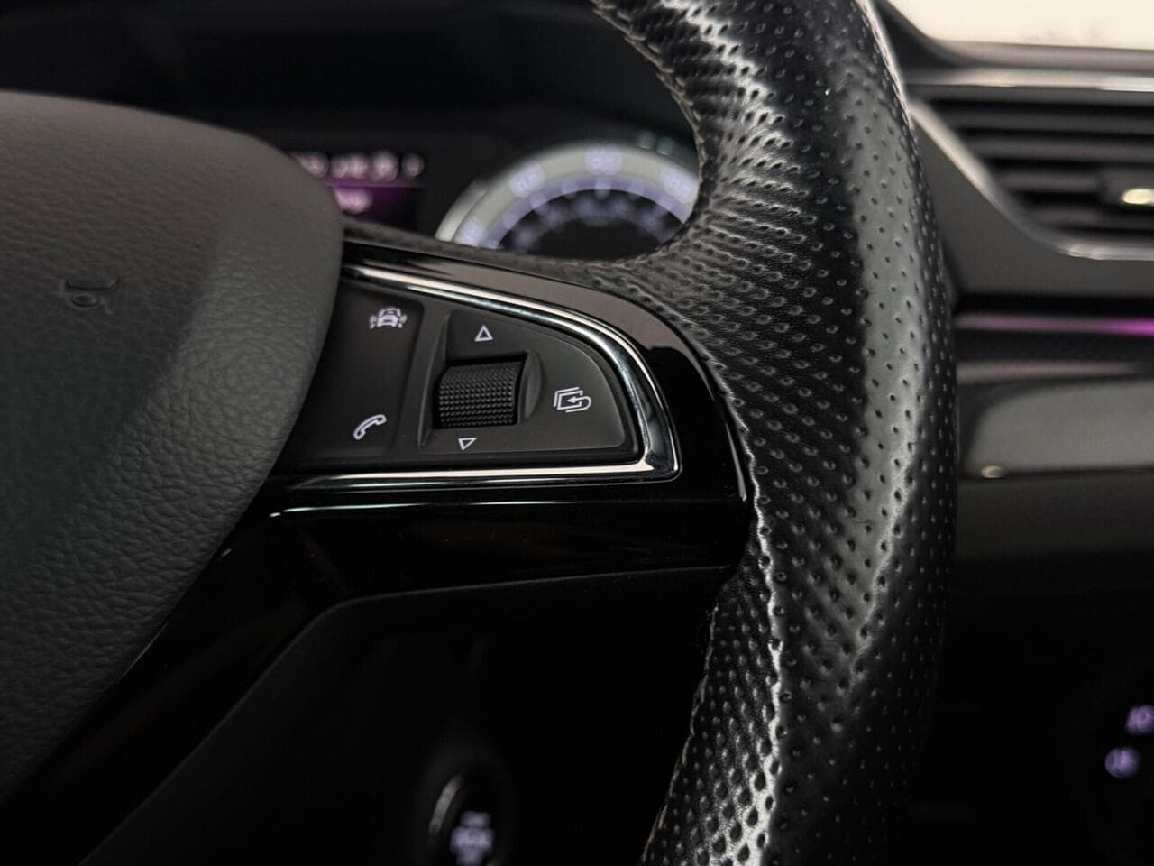 Skoda Superb thumbnail Misc Controls