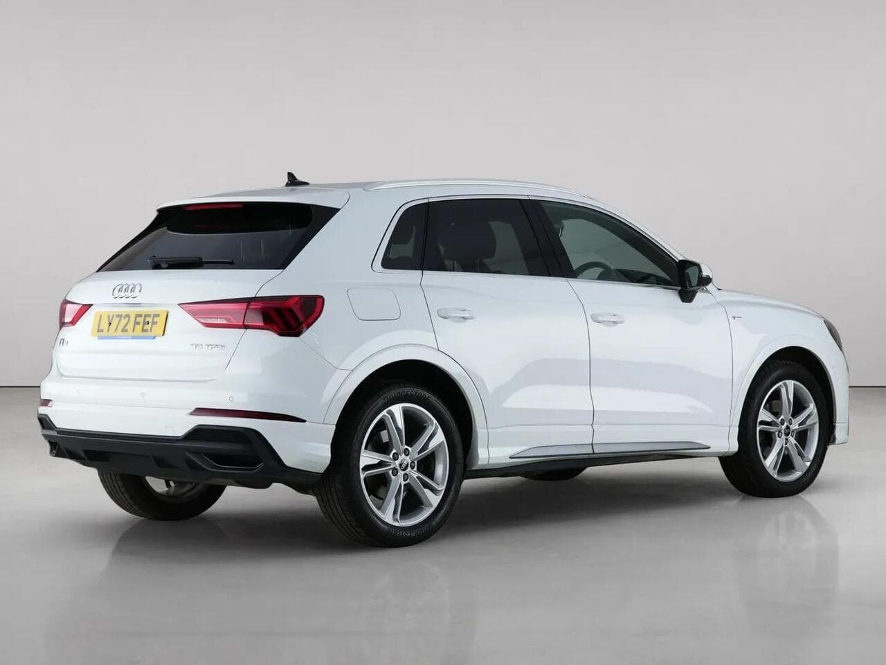 Audi Q3 thumbnail Rear Right