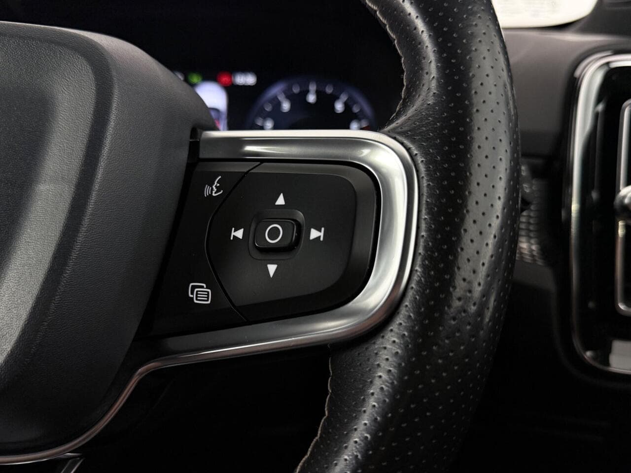 Volvo XC40 thumbnail Misc Controls