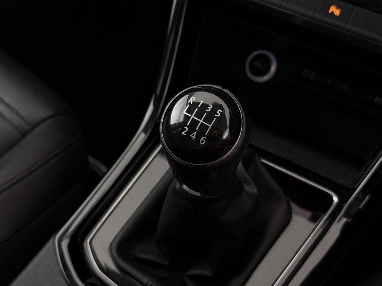 Volkswagen Touran thumbnail Interior Front