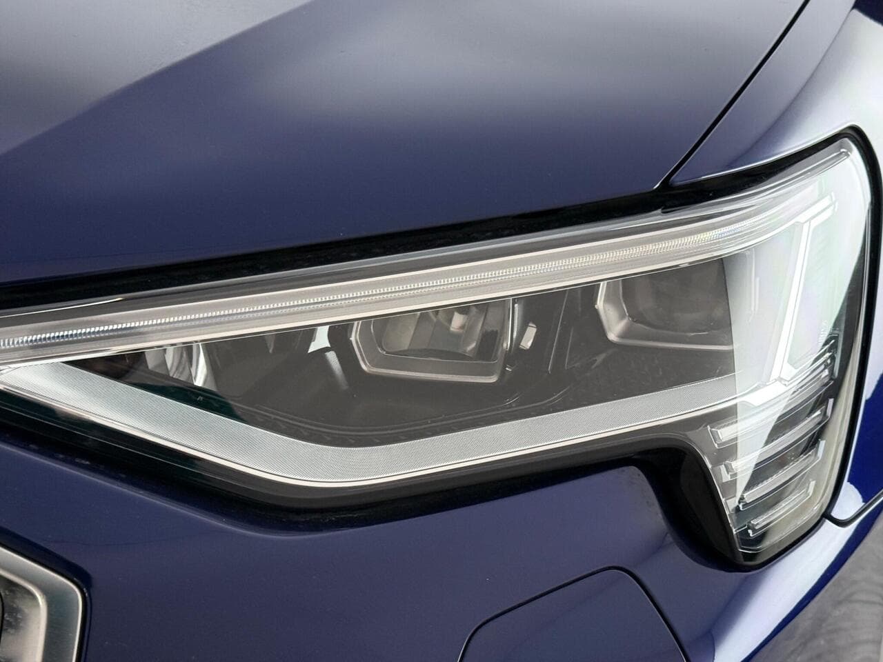 Audi e-tron thumbnail Lights Front