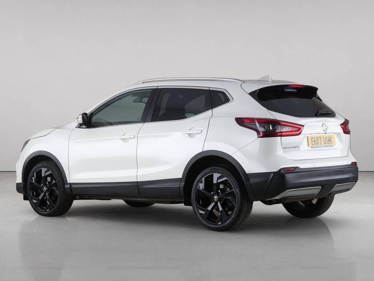 Nissan Qashqai thumbnail Rear Left
