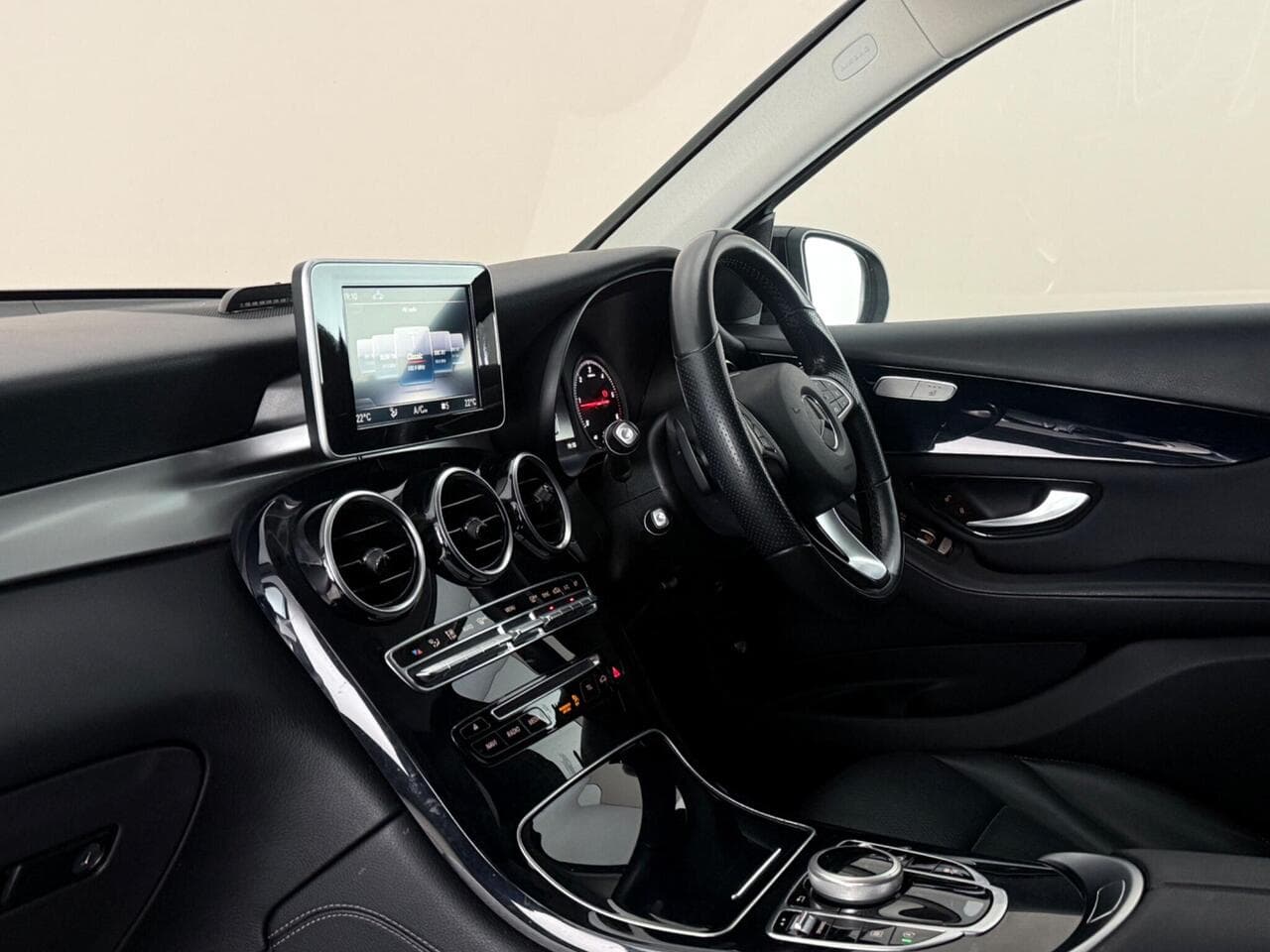 Mercedes-Benz GLC thumbnail Interior Front