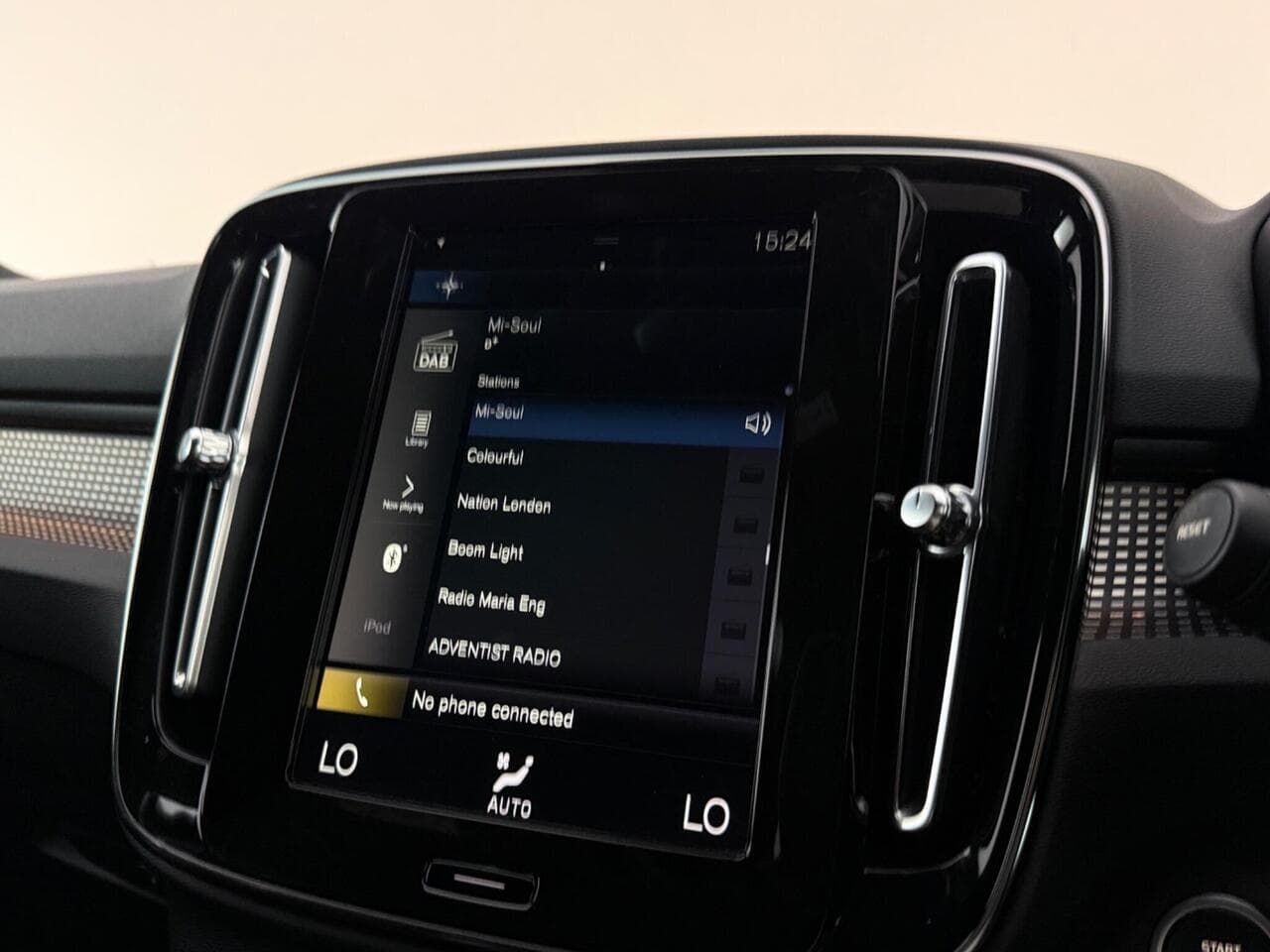 Volvo XC40 thumbnail Infotainment System