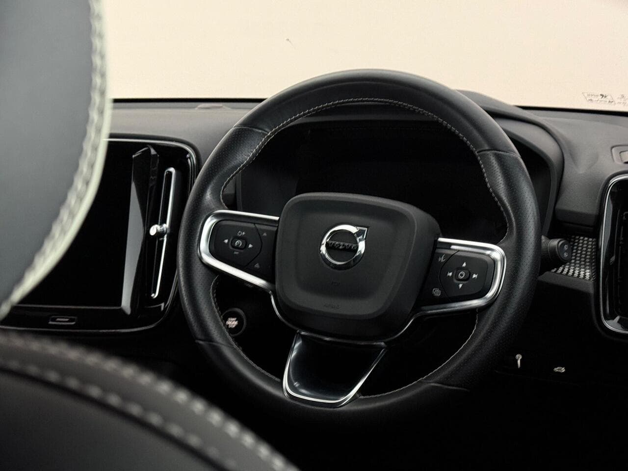 Volvo XC40 thumbnail Steering Wheel