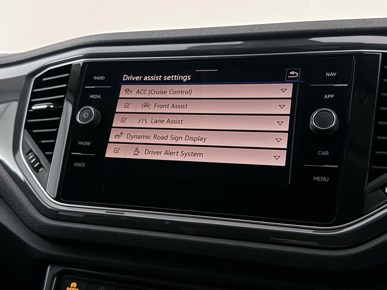 Volkswagen T-Roc thumbnail Infotainment System