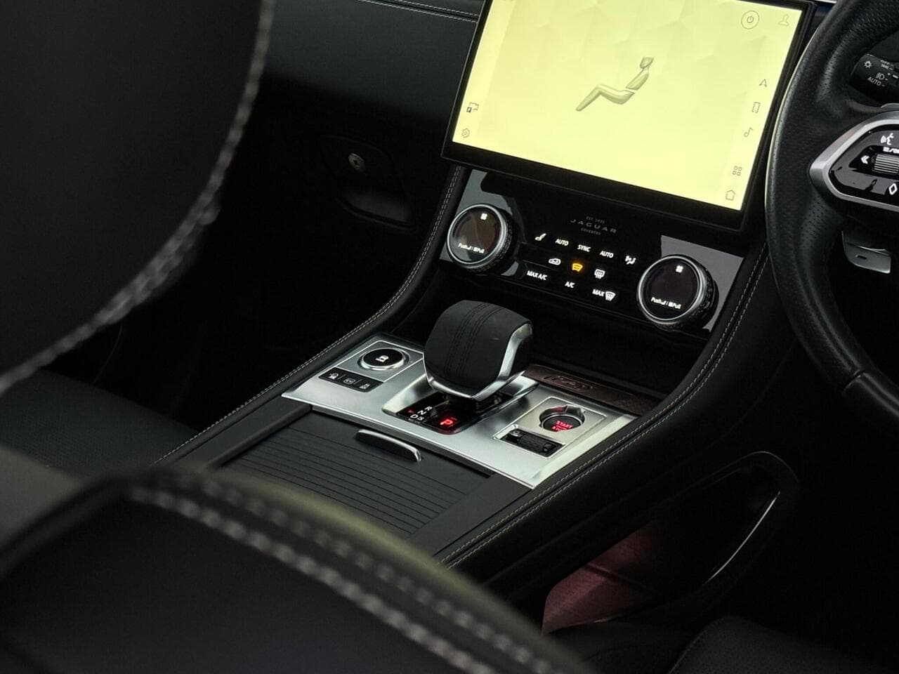 Jaguar F-PACE thumbnail Interior Front