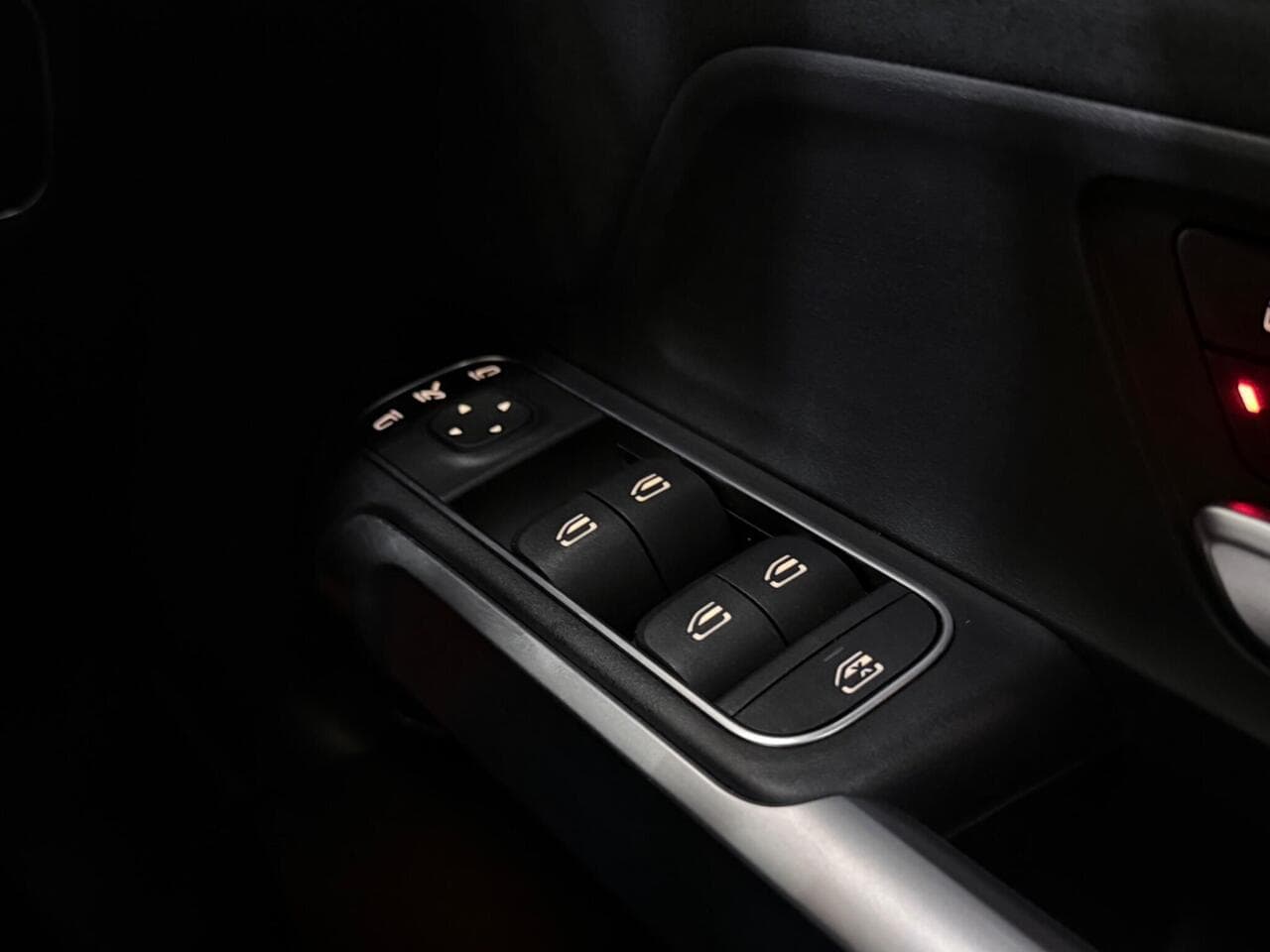 Mercedes-Benz GLB thumbnail Misc Controls