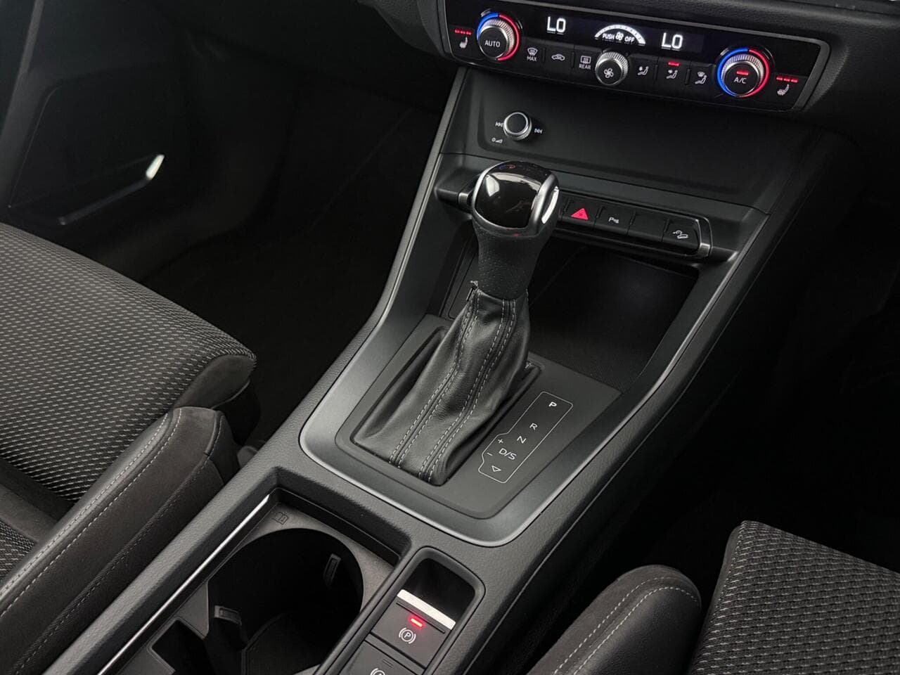Audi Q3 thumbnail Interior Front