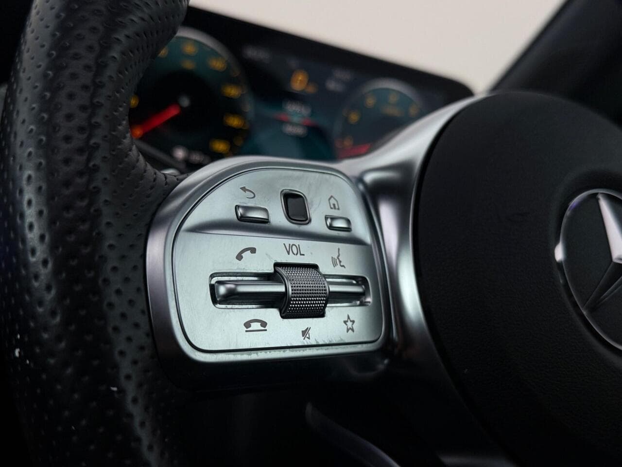 Mercedes-Benz CLA thumbnail Misc Controls