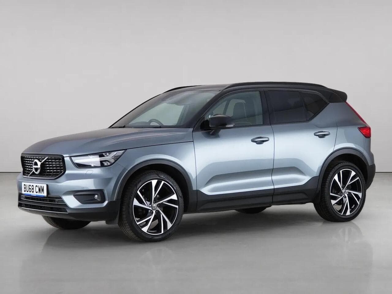 Volvo XC40 thumbnail Front Left