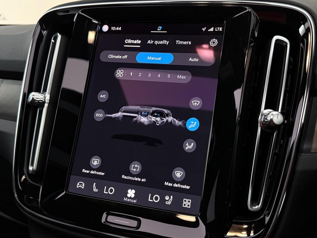 Volvo XC40 thumbnail Infotainment System