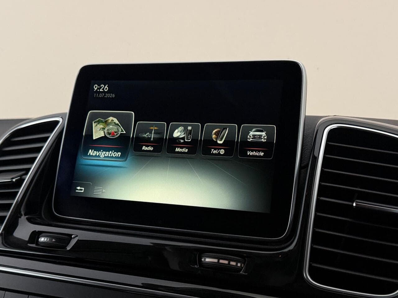Mercedes-Benz GLE thumbnail Infotainment System
