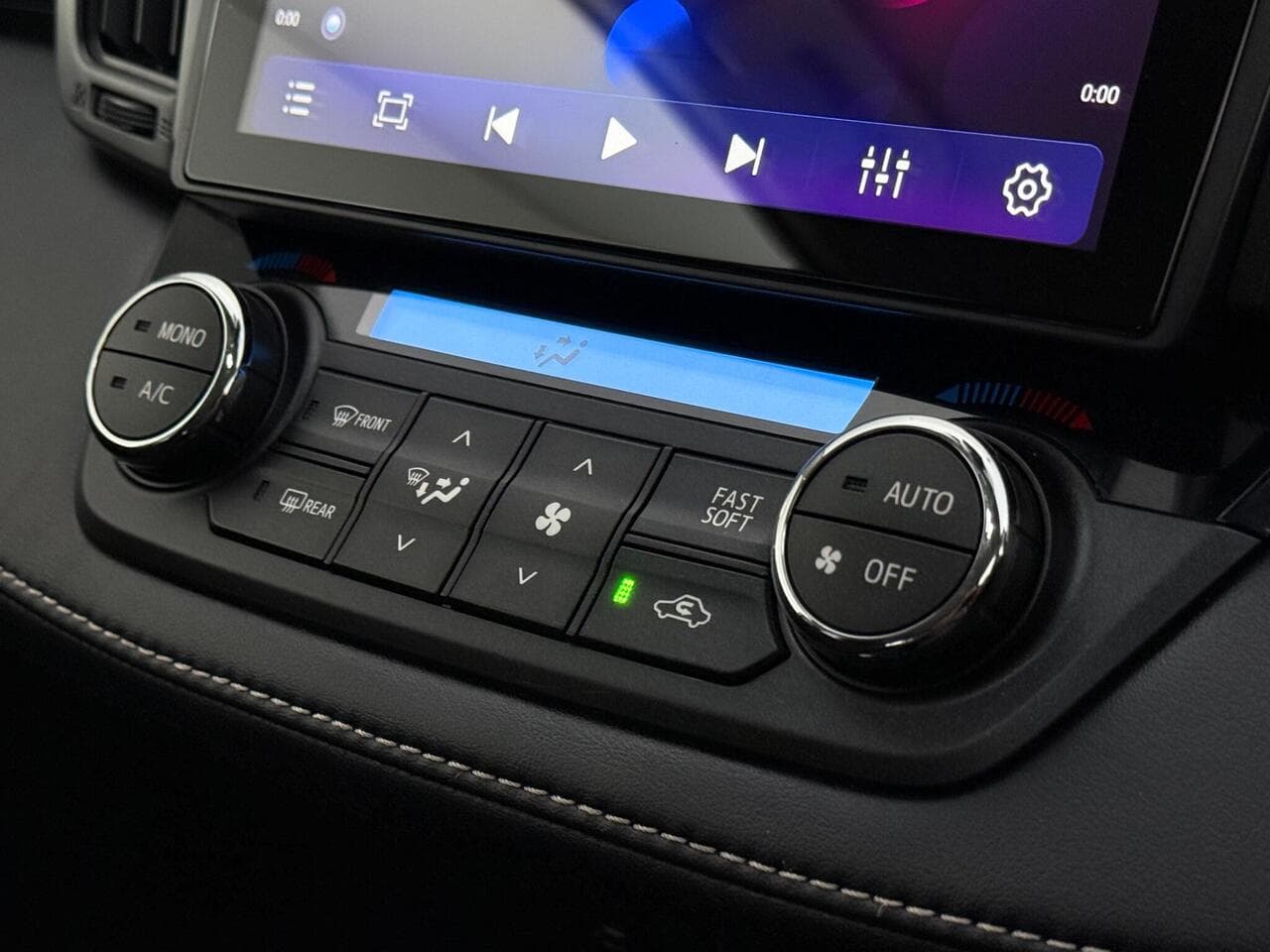 Toyota RAV4 thumbnail Infotainment System