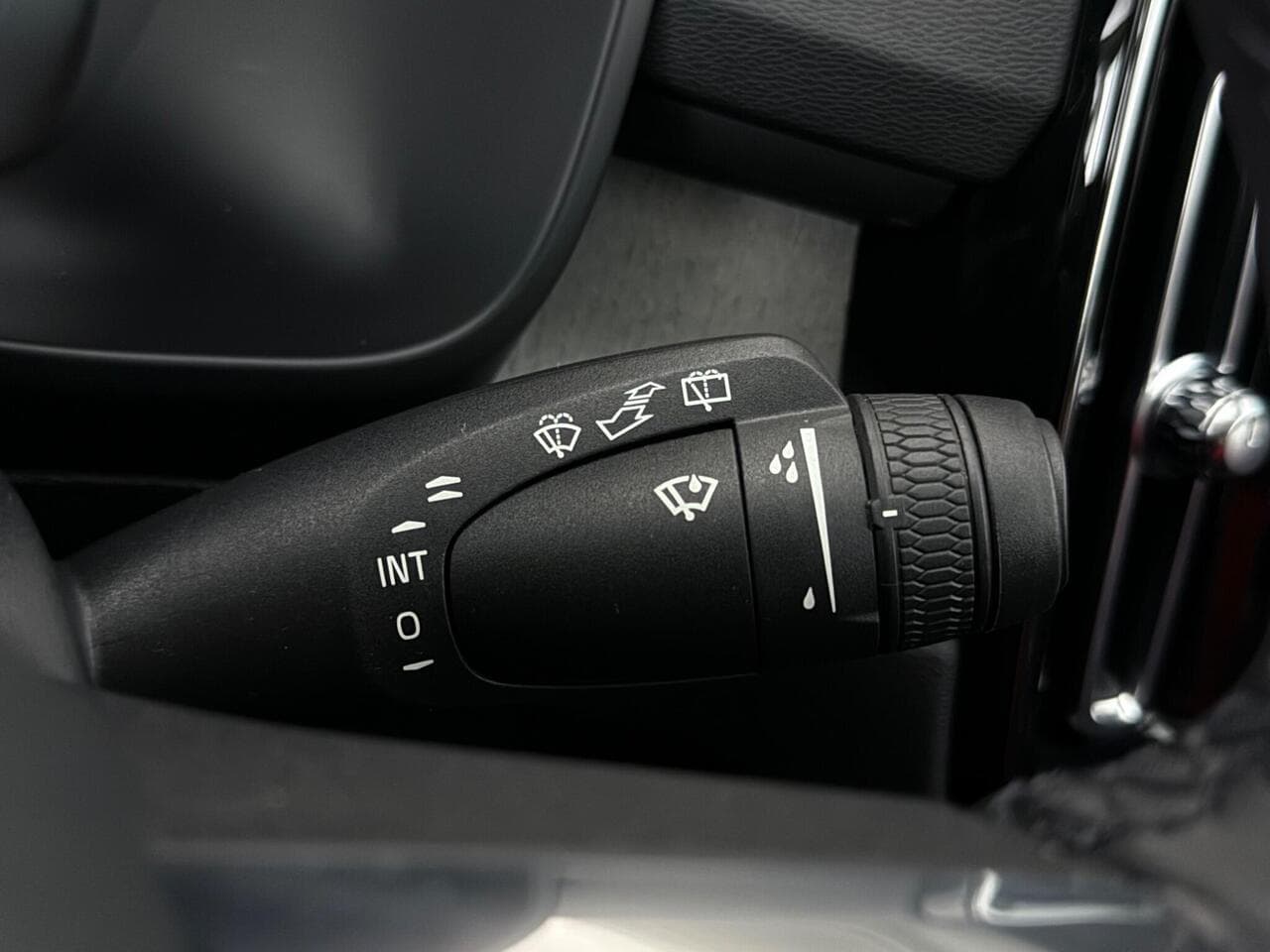 Volvo XC40 thumbnail Misc Controls