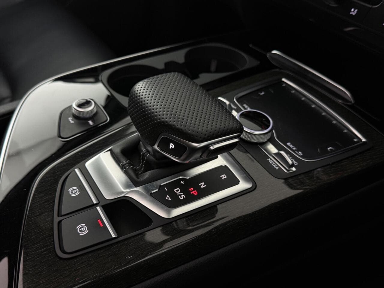 Audi Q7 thumbnail Interior Front