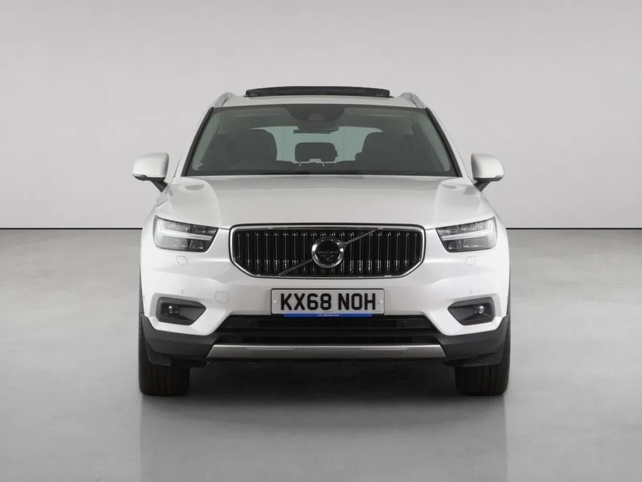 Volvo XC40 thumbnail Front