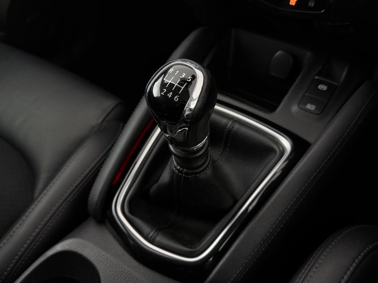 Nissan Qashqai thumbnail Interior Front