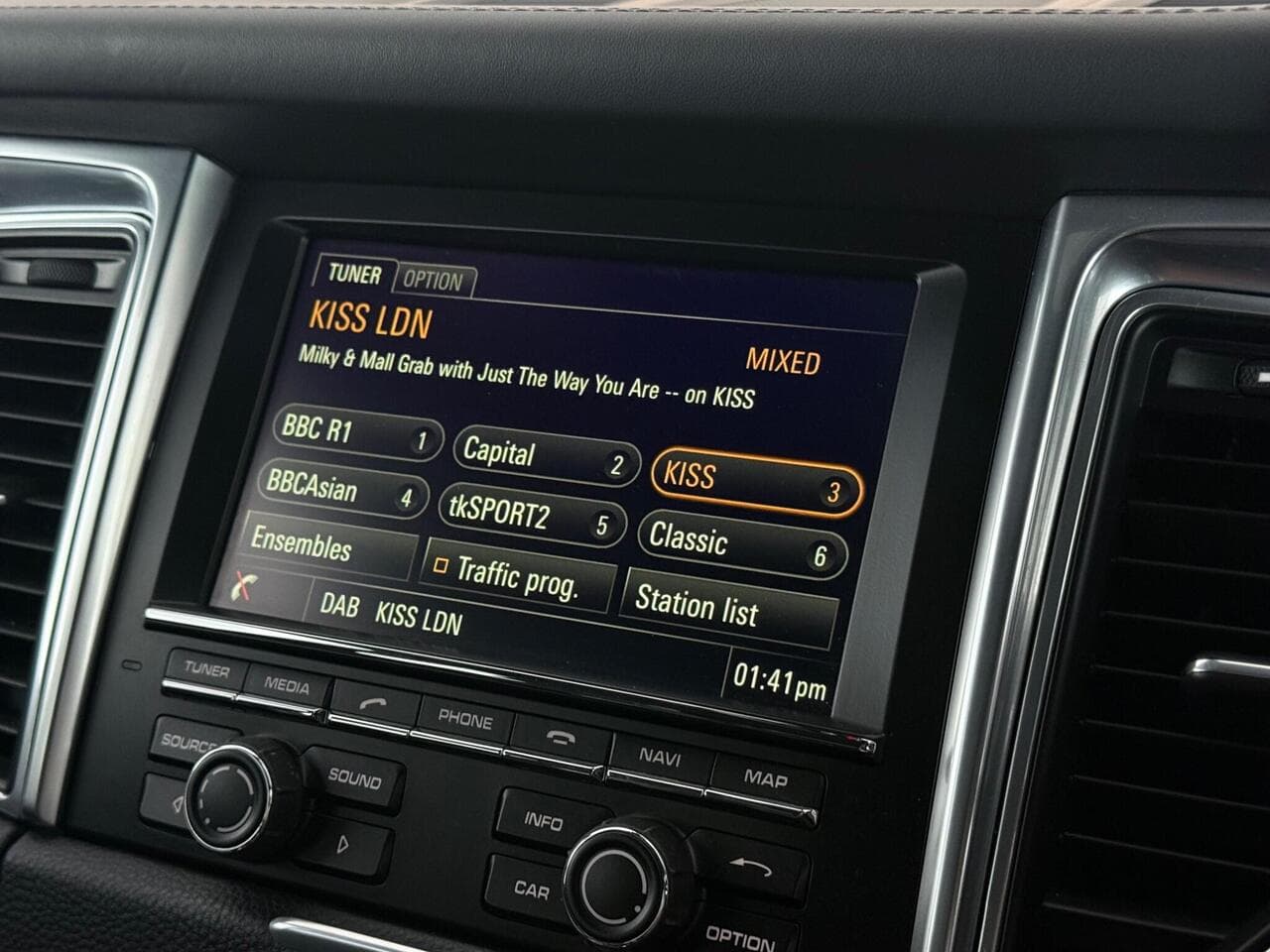 Porsche Macan thumbnail Infotainment System