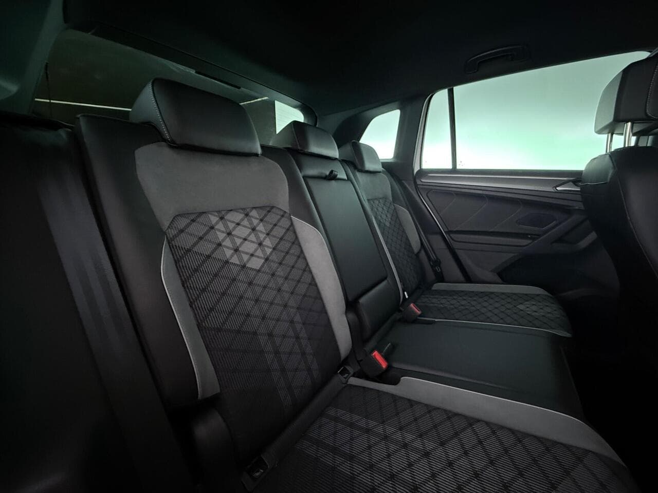 Volkswagen Tiguan thumbnail Seats Rear