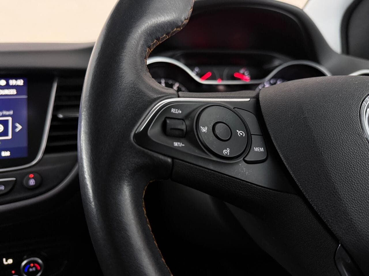 Vauxhall Crossland X thumbnail Misc Controls