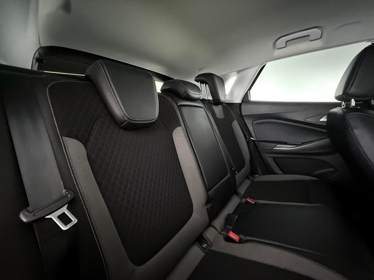 Vauxhall Grandland X thumbnail Seats Rear