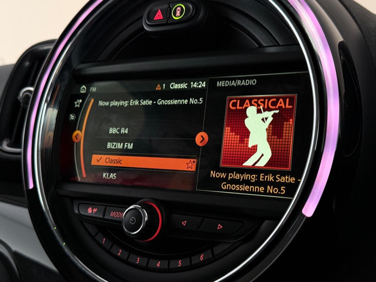MINI Countryman thumbnail Infotainment System