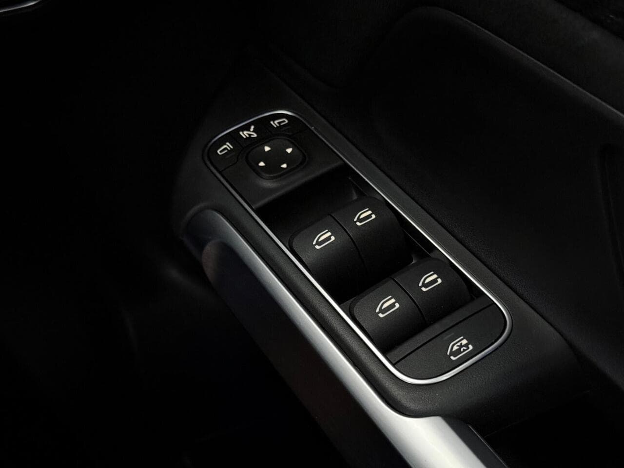 Mercedes-Benz GLB thumbnail Misc Controls