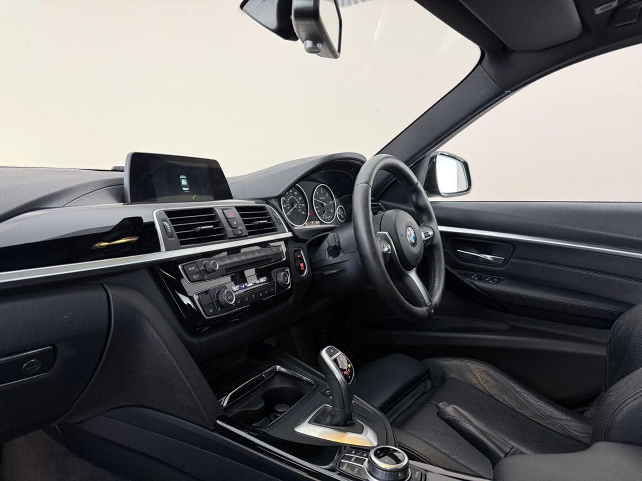 BMW 3 Series thumbnail Interior Front