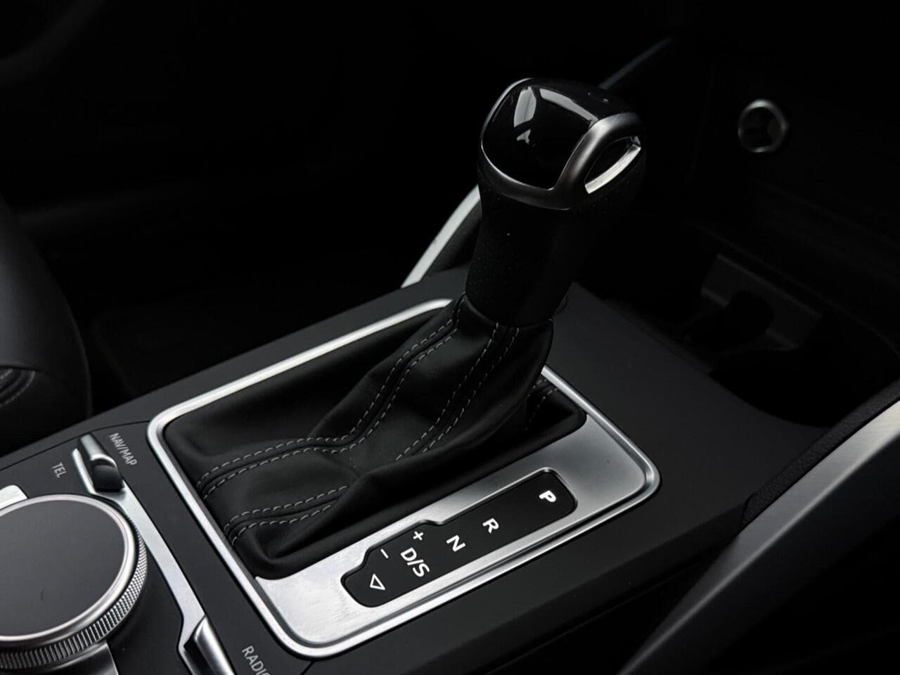 Audi Q2 thumbnail Interior Front