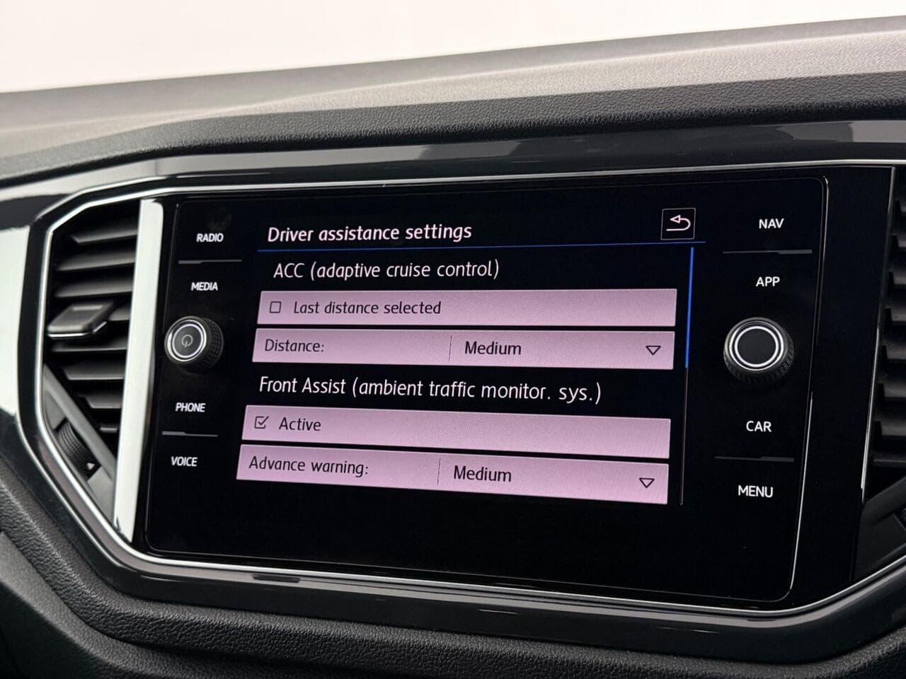 Volkswagen T-Roc thumbnail Infotainment System