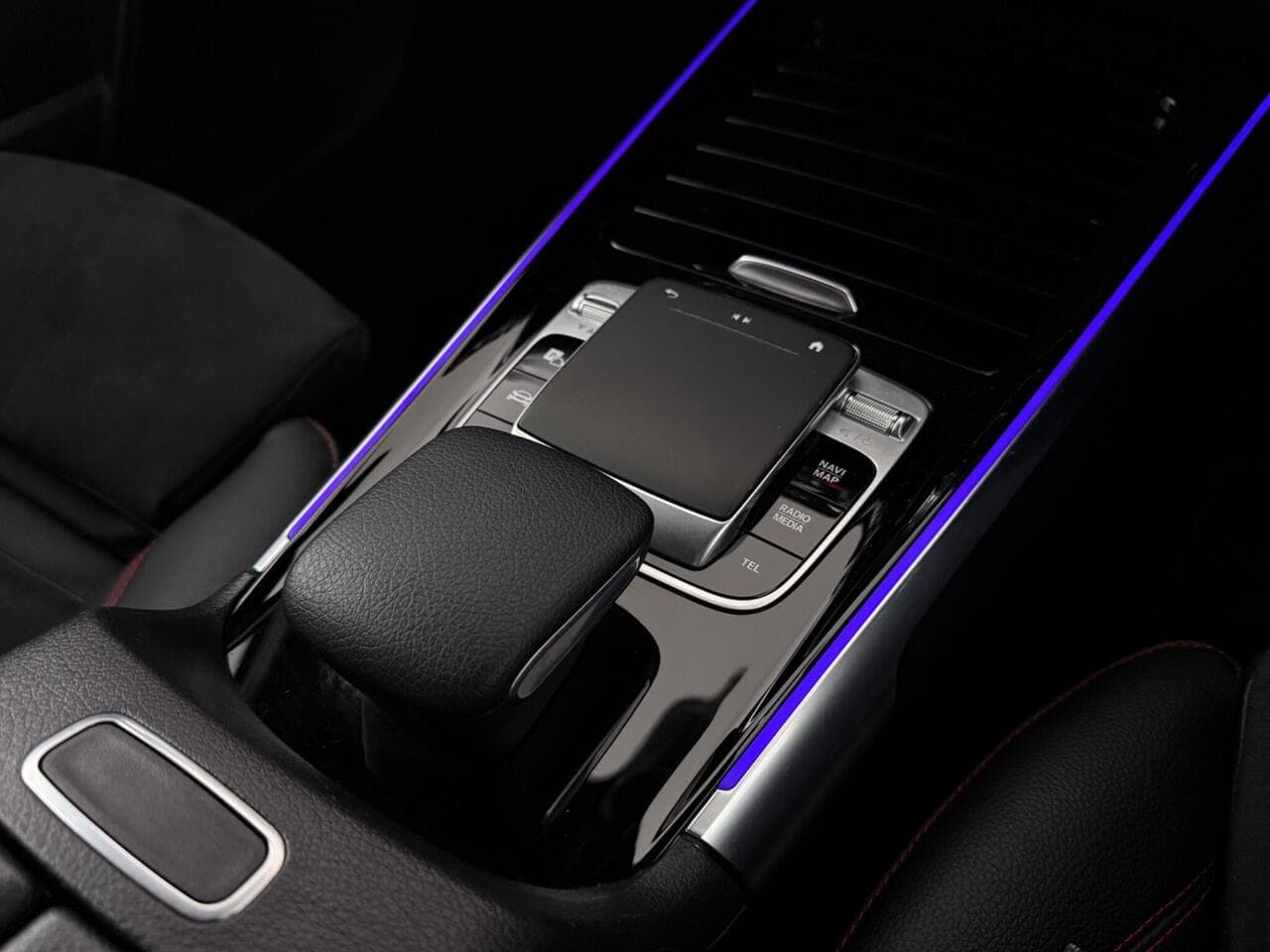 Mercedes-Benz GLB thumbnail Interior Front