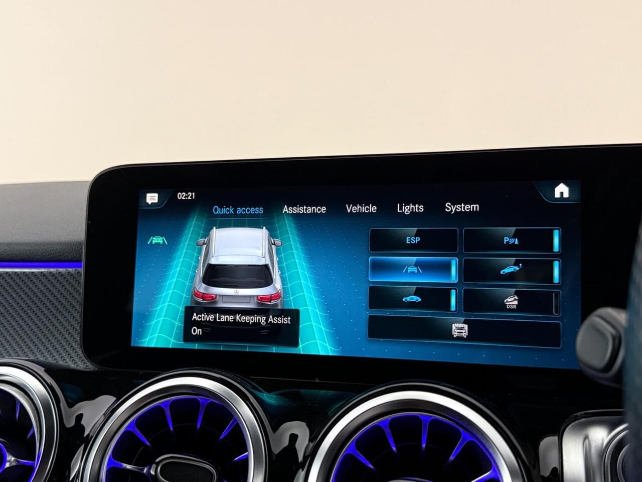 Mercedes-Benz GLB thumbnail Infotainment System
