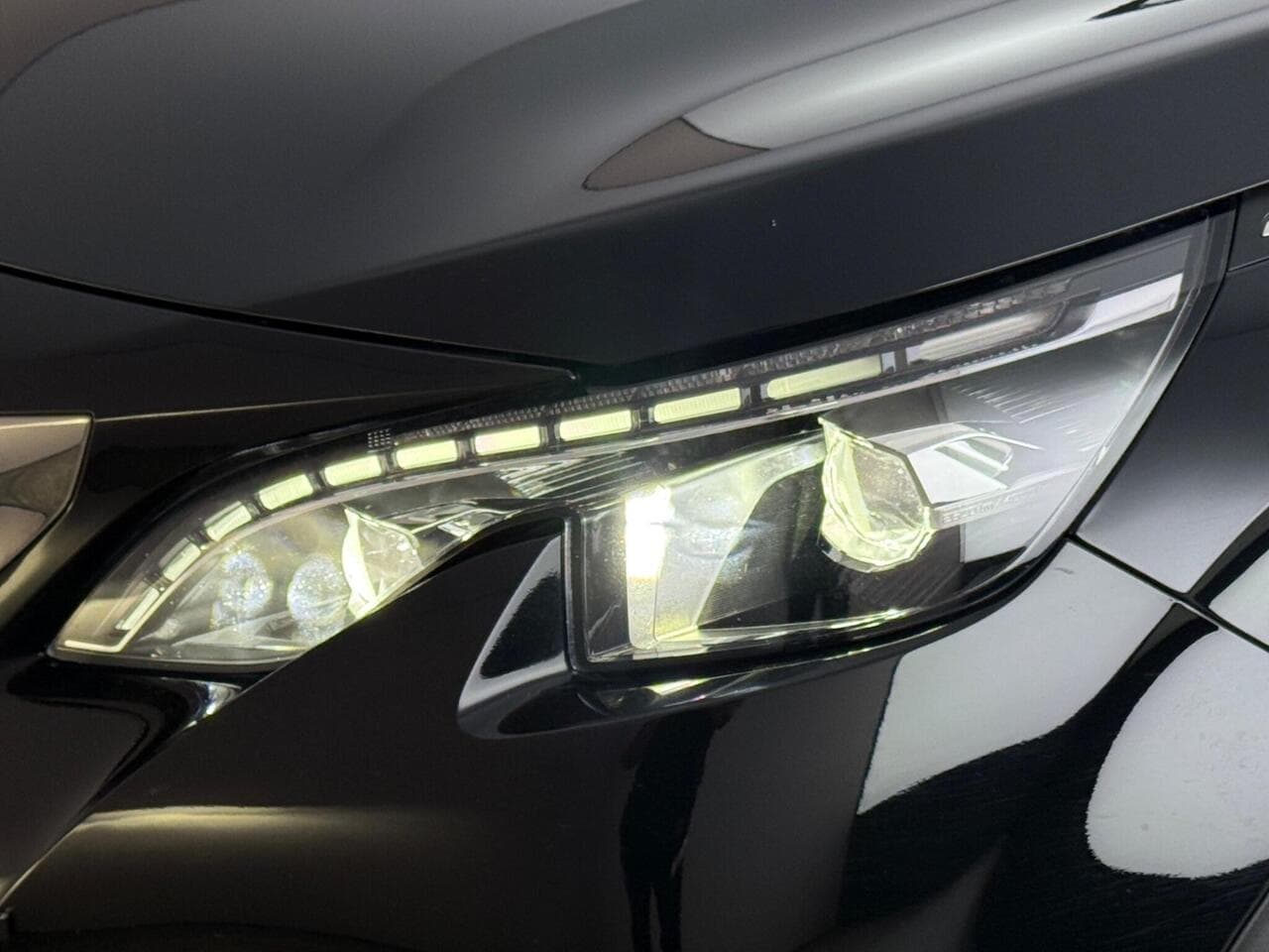 Peugeot 5008 thumbnail Lights Front