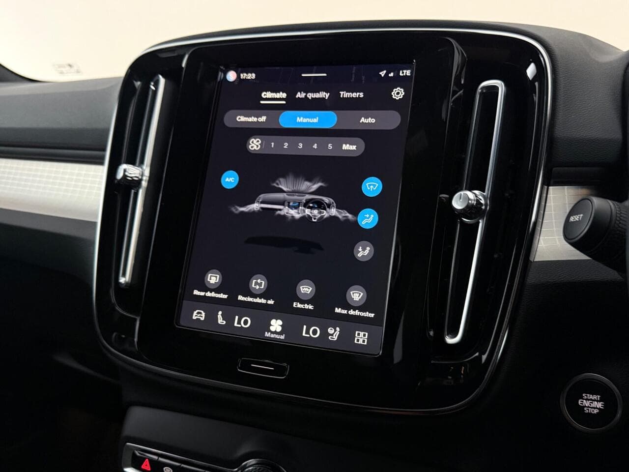 Volvo XC40 thumbnail Infotainment System