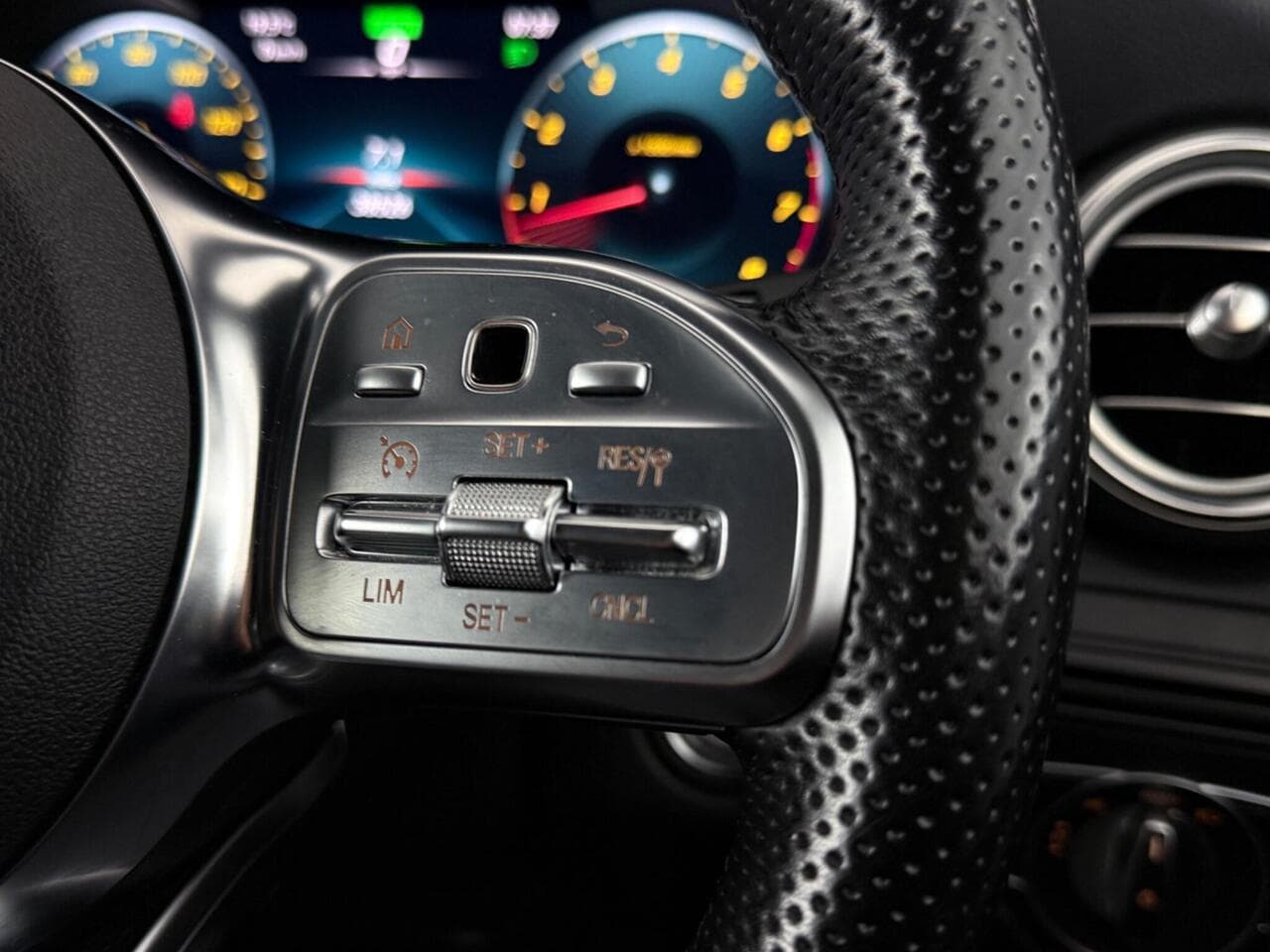 Mercedes-Benz GLC thumbnail Misc Controls