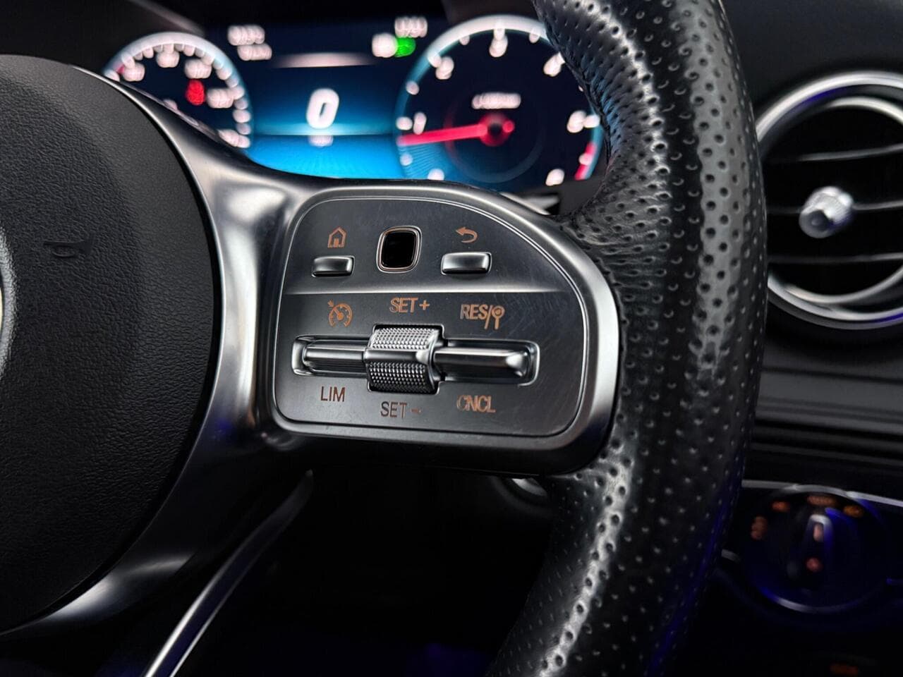 Mercedes-Benz GLC thumbnail Misc Controls