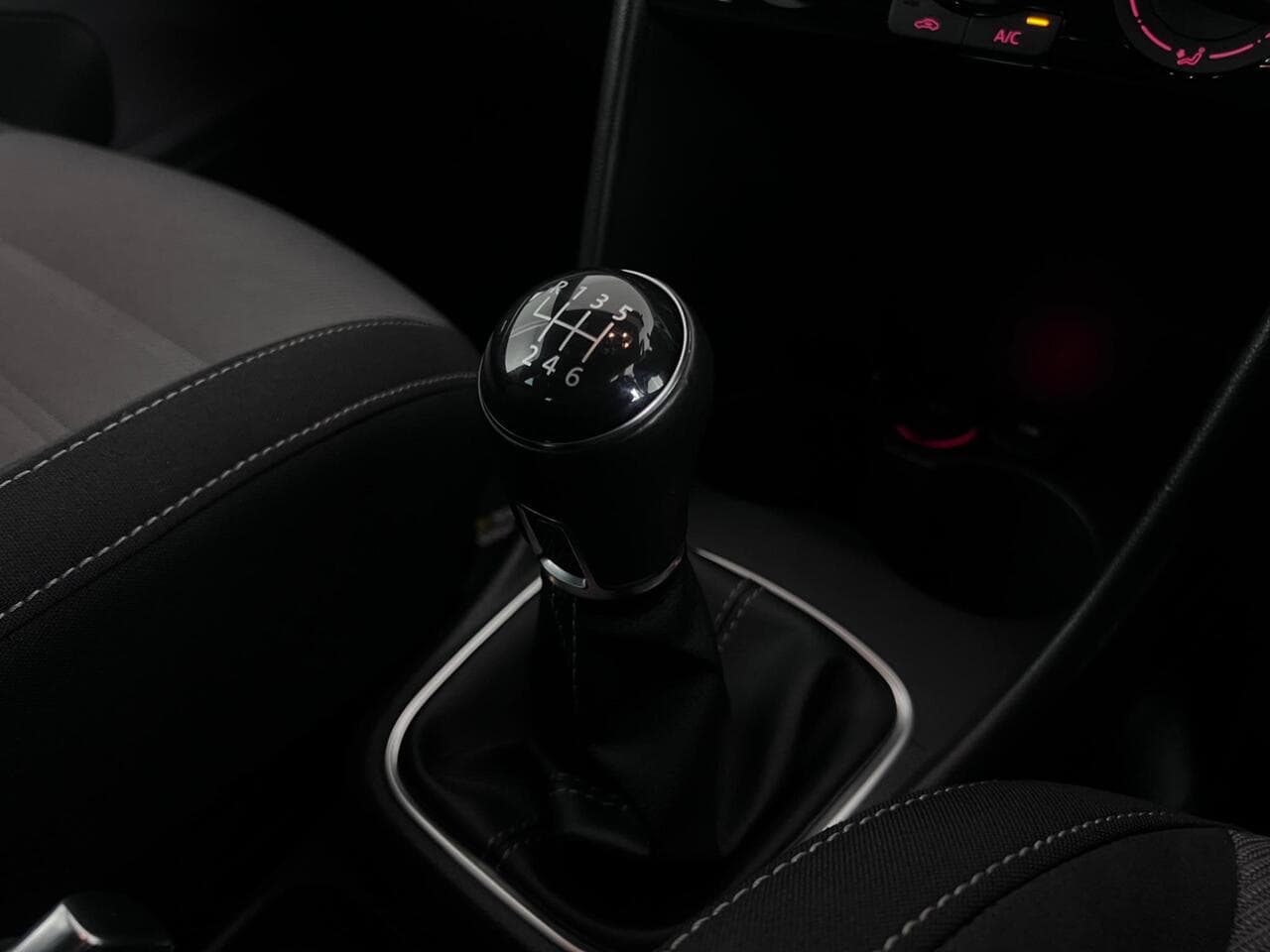 Volkswagen Polo thumbnail Interior Front