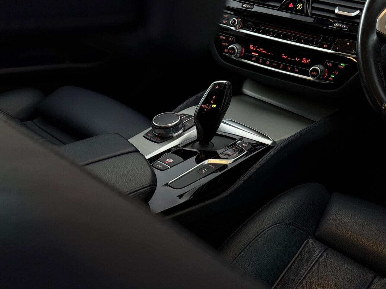 BMW 5 Series thumbnail Interior Front